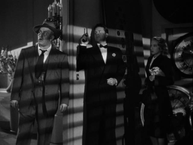 Cornered, Johnny O'Clock (Dick Powell) is ready to kill Inspector Koch (Lee J. Cobb) in Robert Rossen's Johnny O'Clock (1947)