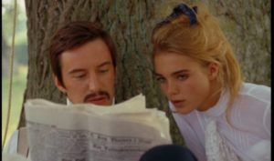 Count Sixten Sparre (Tommy Berggren) and Elvira (Pia Degermark) read about their scandal in the paper in Bo Widerberg's Elvira Madigan (1967)