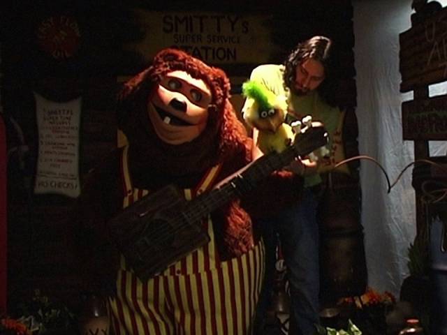 Setting up an animatronic musician in Brett Whitcomb's The Rock-Afire Explosion (2008)