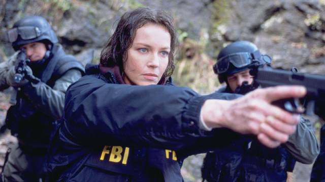 FBI agent Abby Durrell (Connie Nielsen) arrests her quarry in William Friedkin's The Hunted (2003)