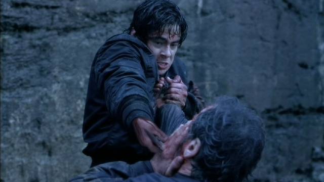 Trainer L.T. Bonham (Tommy Lee Jones) and student Aaron Hallam (Benicio Del Toro) fight to the death in William Friedkin's The Hunted (2003)