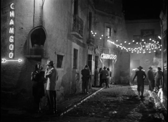 Gabriel Figueroa's noirish lighting creates a note of mystery and menace in the opening sequence of Emilio Fernández’s Victimas del pecado (Victims of Sin, 1951)