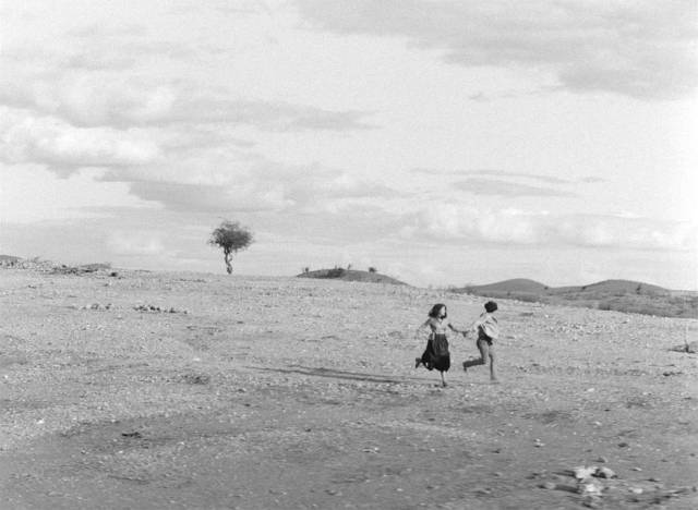 Rosa (Yoná Magalhães) and Manoel (Geraldo Del Rey) have to keep running in Glauber Rocha's Black God, White Devil (1964)