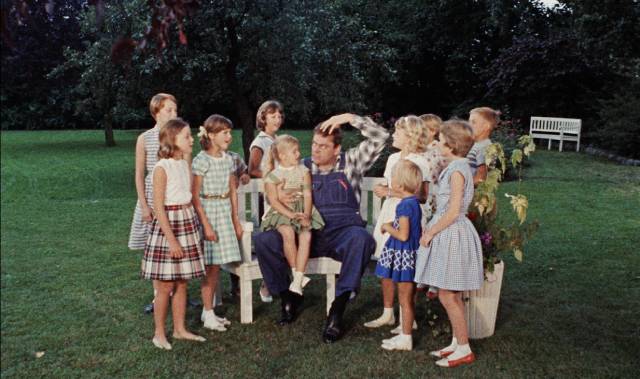 Petersen (Dirch Passer) entertains some random kids with a song about the monster in Reptilicus (1961)