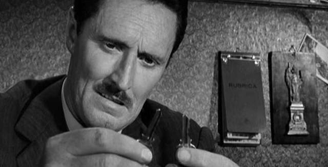 Il Commissario Ingravallo (director Pietro Germi) examines the evidence in The Facts of Murder (1959)