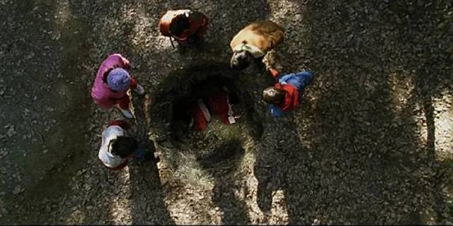 A group of kids discover an injured woman in the woods in Paco Plaza's A Christmas Tale (2006)