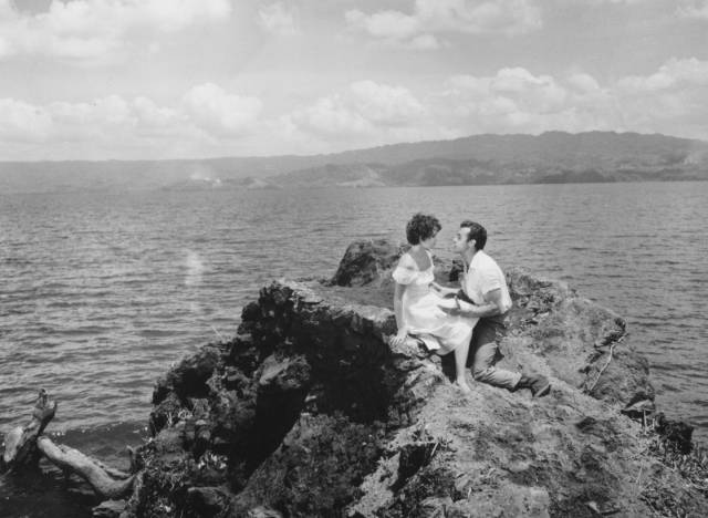 Federico Gascón (Ricardo Montalban) attempts to explain his sense of duty to Yáscara (Ariadne Welter) in Roberto Gavaldón’s Untouched (1954)