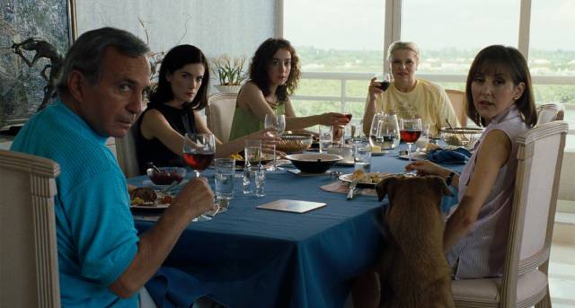 The family come together after multiple personal traumas in Tod Solondz's Happiness (1998)