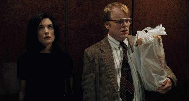 Helen (Lara Flynn Boyle) tries to ignore her creepy neighbour Allen (Philip Seymour Hoffman) in the elevator in Tod Solondz's Happiness (1998)