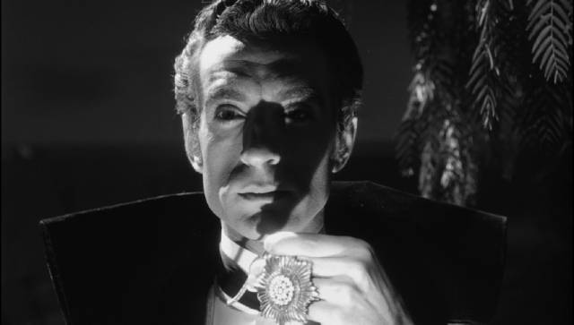 The revived Count Duval (Germán Robles) controls his victims with hypnotic powers in Fernando Méndez’s El ataúd del vampiro (1958)