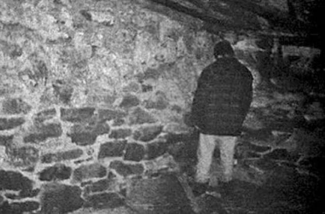 The last thing Heather (Heather Donahue) sees in Daniel Myrick and Eduardo Sánchez’s The Blair Witch Project (1999)